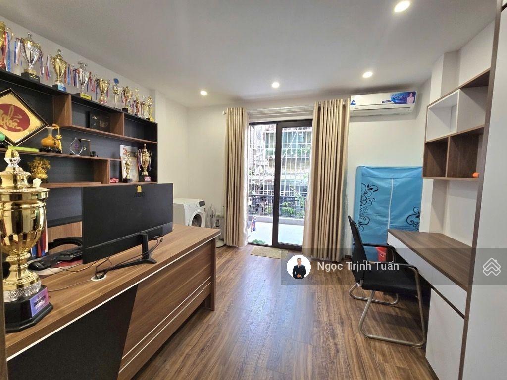 Hồng mai  ngõ thông  ô tô đỗ gần  2 thoáng trước sau  chỉ việc về ở  34mx5 tầng chỉ 9,8 tỷ