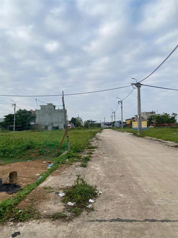 Bán đất đấu giá, 85m2, tân phú  quốc oai, đẹp nhất xã, giá chỉ 5 tỷ. kinh doanh mọi mặt hàng,