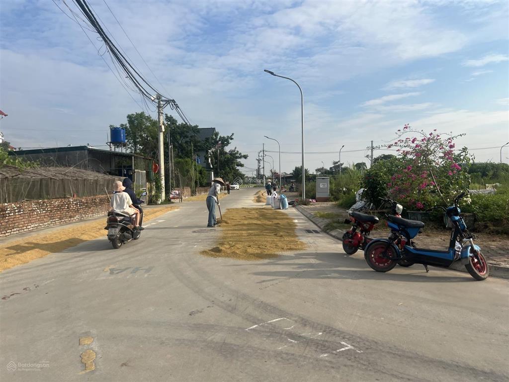 Bán đất có sẵn căn nhà cấp4 sẵn ở dt94m mt5m giá chỉ 3tỷ 100tr.đông lai quang tiến .nội bài