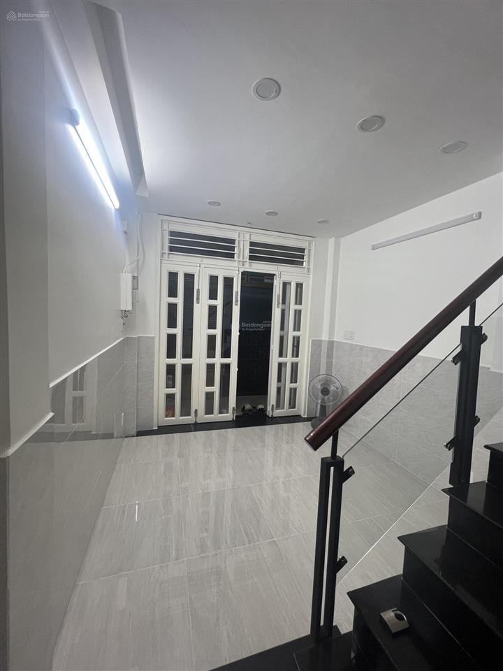 Nhà mới còn mùi sơn thích quãng đức  4pn  giá chỉ 16tr5