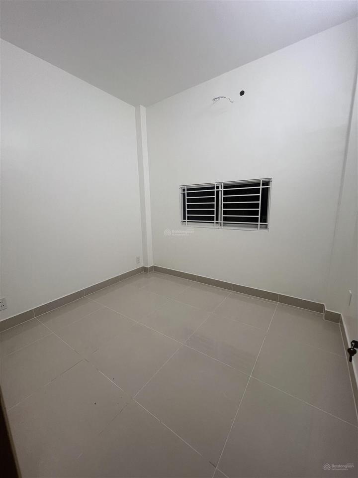 Nhà mới còn mùi sơn thích quãng đức  4pn  giá chỉ 16tr5