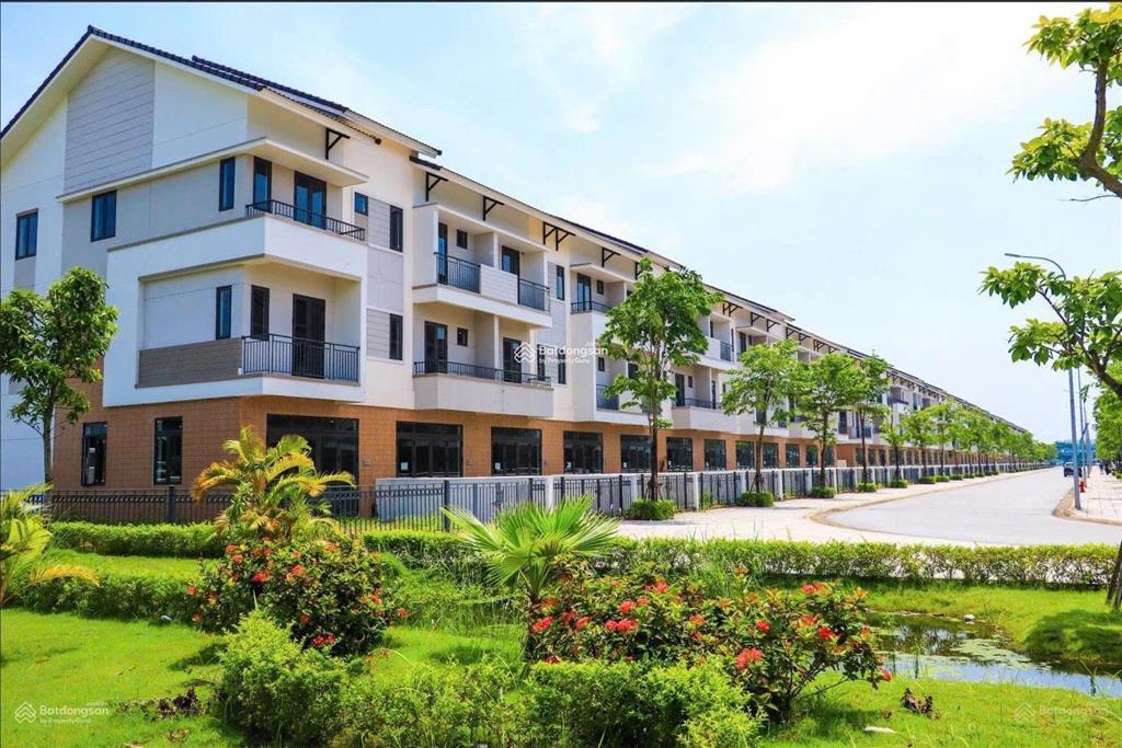 Cần bán gấp căn shophouse 120m2 vị trí đẹp, giá tốt thị trường, di chuyển tới tthn chỉ 15 phút