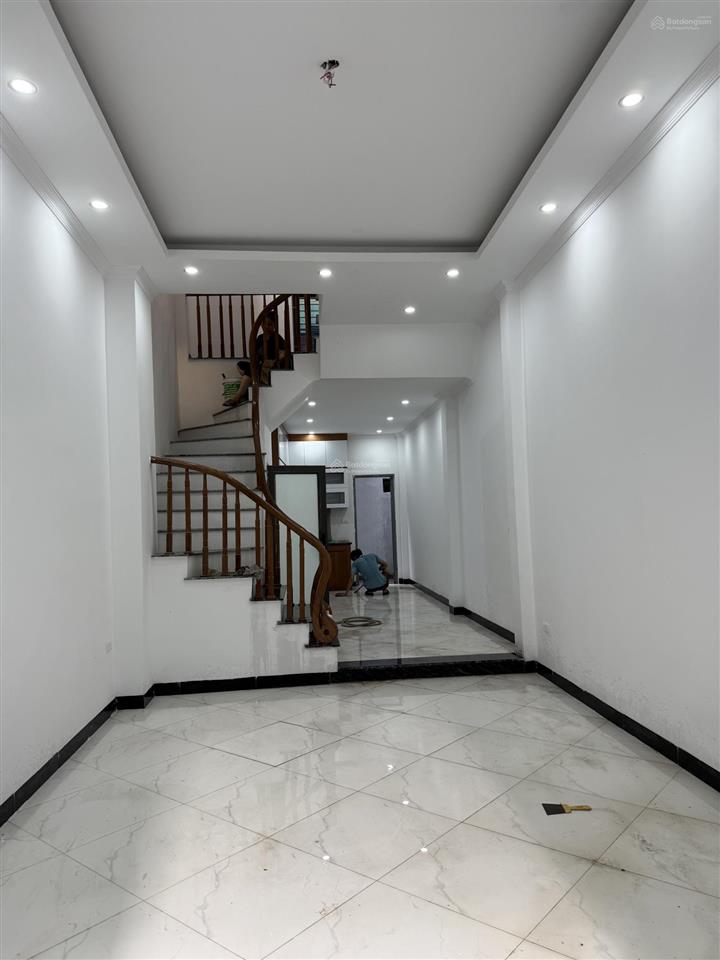 Bán nhà trung tâm ngọc hồi diện tích 40m nhà 5 tầng mới, có thang máy xịn
