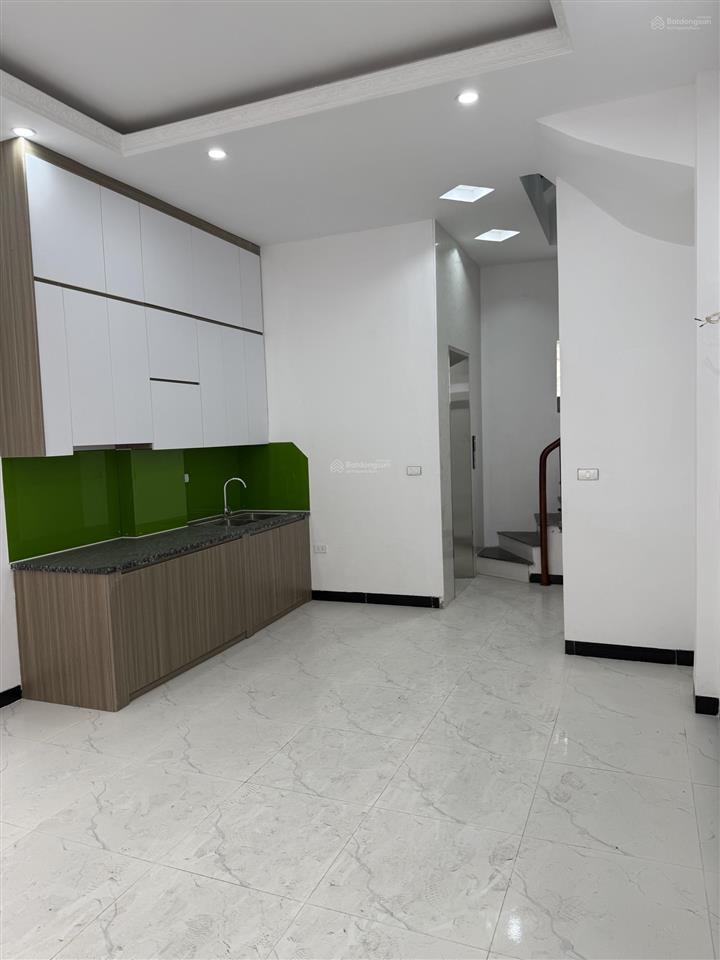 Bán nhà trung tâm ngọc hồi diện tích 40m nhà 5 tầng mới, có thang máy xịn