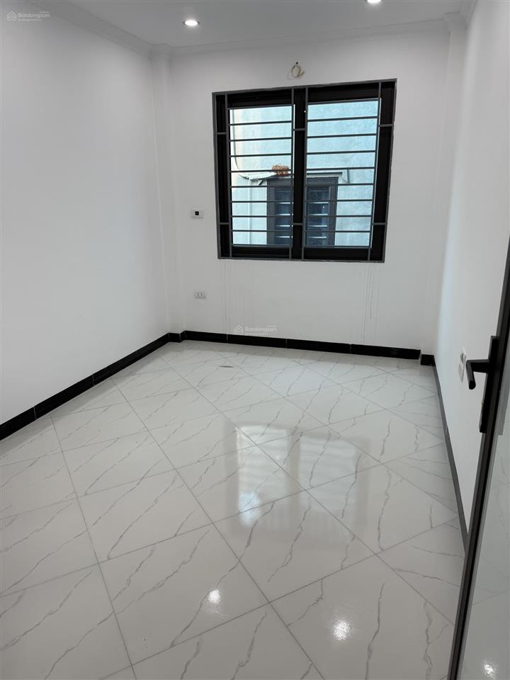 Bán nhà trung tâm ngọc hồi diện tích 40m nhà 5 tầng mới, có thang máy xịn