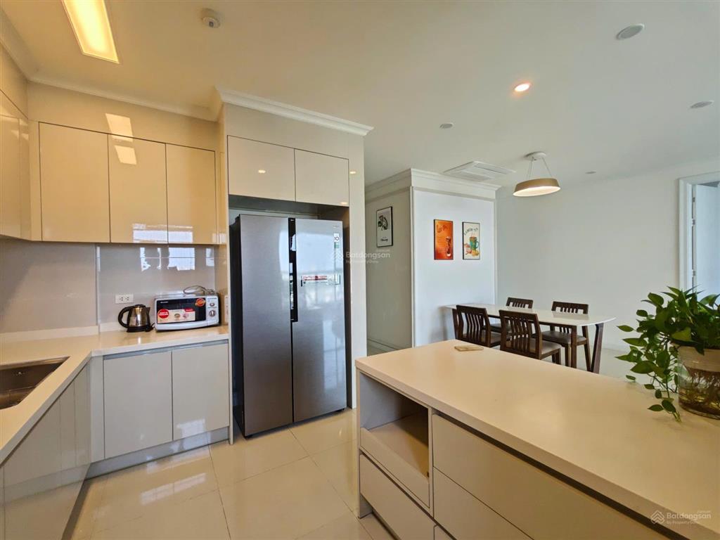 Định cư nước ngoài chủ thiện chí bán nhanh căn hộ 3pn tầng trung đẹp view hồ starlake