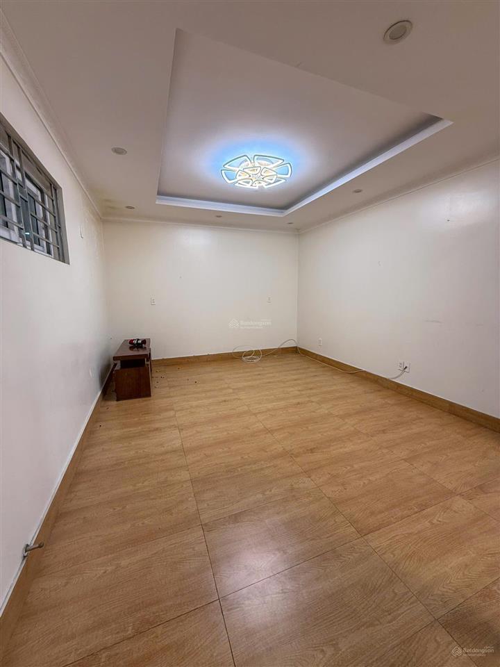 Chính chủ cần bán nhanh ch 136m² học viện quốc phòng nguyễn văn huyên,bc nam tầng trung, view đẹp.