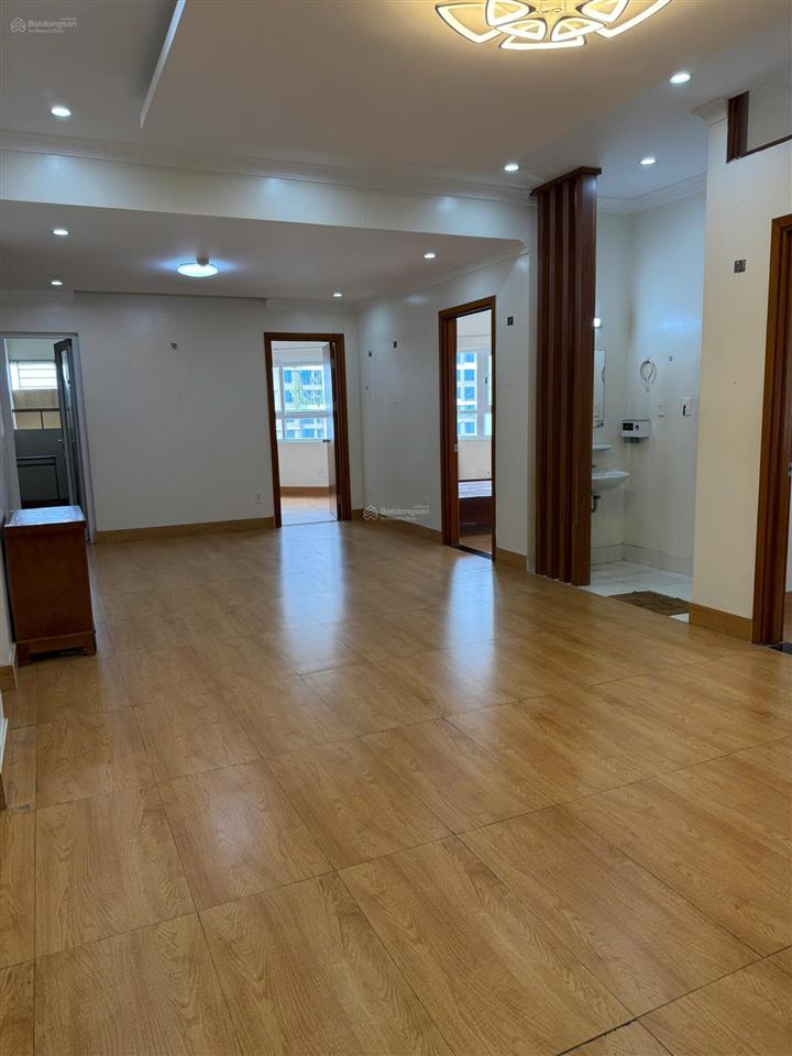 Chính chủ cần bán nhanh ch 136m² học viện quốc phòng nguyễn văn huyên,bc nam tầng trung, view đẹp.