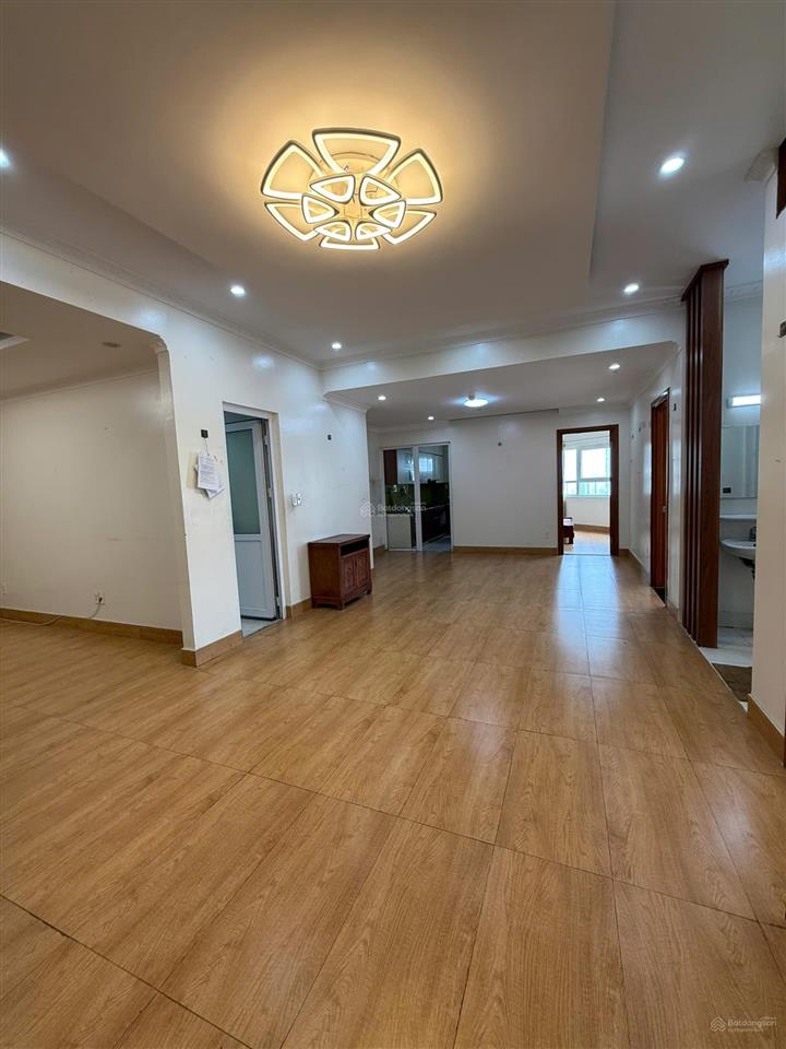 Chính chủ cần bán nhanh ch 136m² học viện quốc phòng nguyễn văn huyên,bc nam tầng trung, view đẹp.
