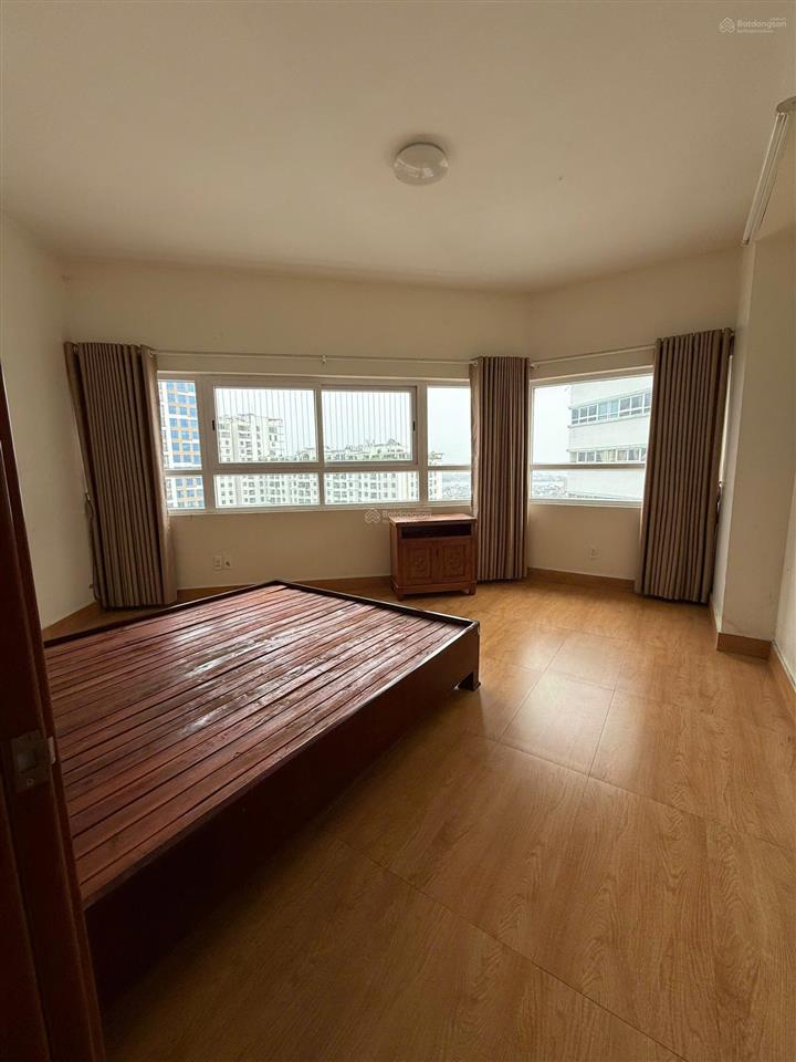 Chính chủ cần bán nhanh ch 136m² học viện quốc phòng nguyễn văn huyên,bc nam tầng trung, view đẹp.