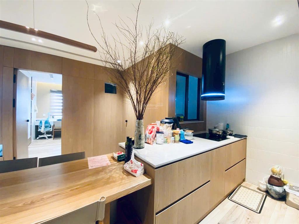 Chính chủ thiện chí bán nhanh căn hộ 2pn toà kosmo ban công đông nam view hồ tây siêu đẹp