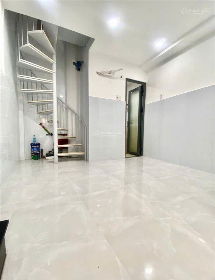 Cho thuê căn nhà 3 tầng  mặt tiền hồ thị kỷ quận 10  giá 15tr/th