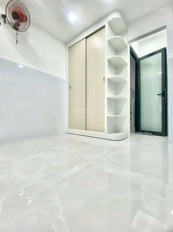 Cho thuê căn nhà 3 tầng  mặt tiền hồ thị kỷ quận 10  giá 15tr/th