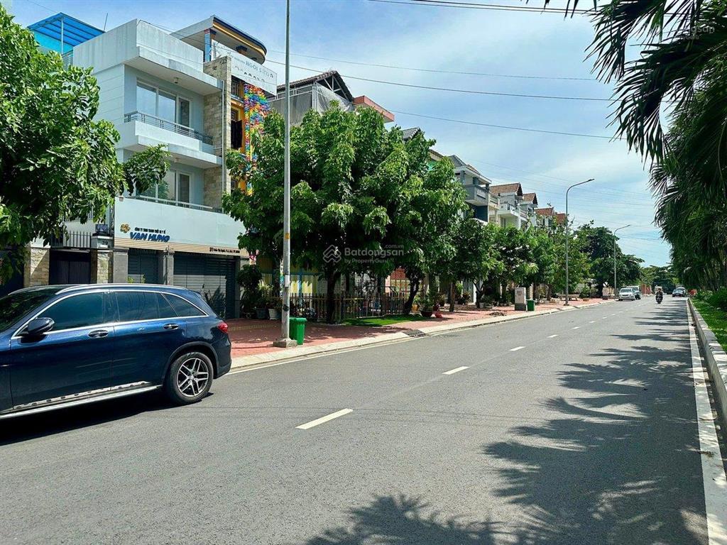 Bán nhanh căn hộ dịch vụ 2 mặt tiền trần thị ngôi quận 8 dòng tiền 110tr/th giá 32 tỷ
