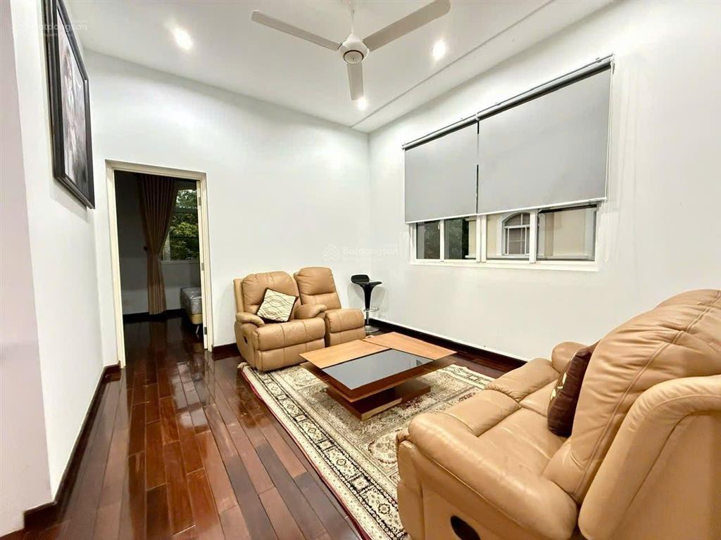 Cho thuê biệt thự song lập tại phú mỹ hưng kế bên hồ bán nguyệt sân vườn to 211,5m2 (11,75x18m) 4pn