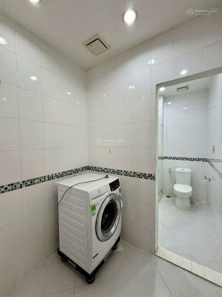 Cho thuê biệt thự song lập tại phú mỹ hưng kế bên hồ bán nguyệt sân vườn to 211,5m2 (11,75x18m) 4pn