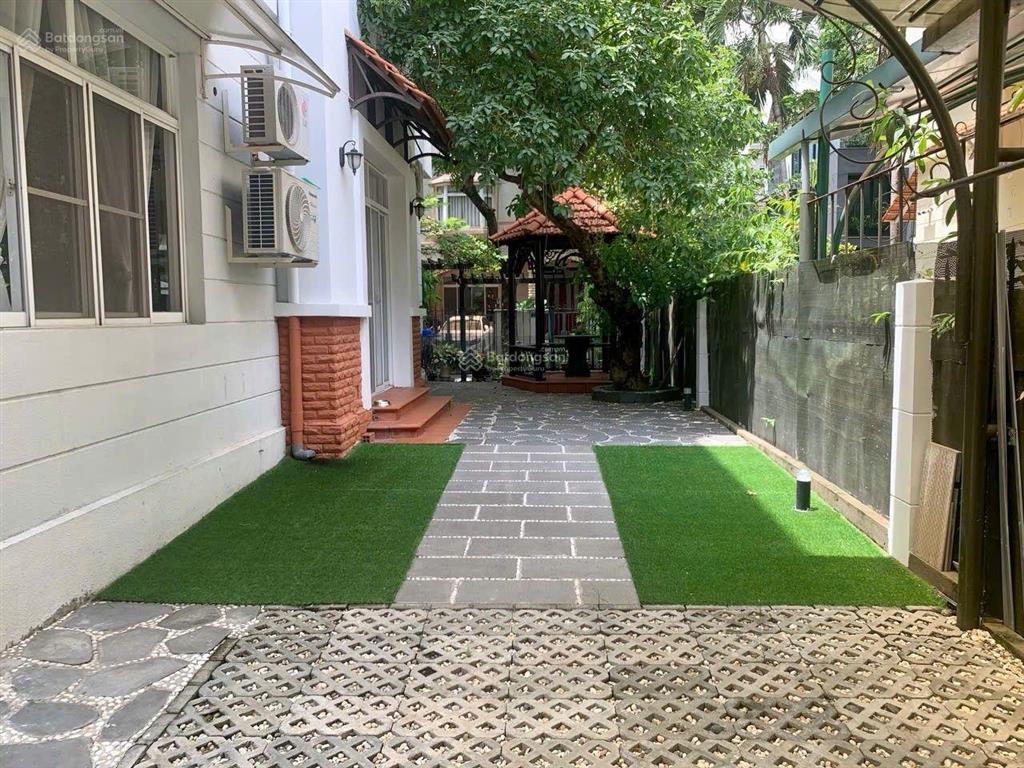 Cho thuê biệt thự song lập tại phú mỹ hưng kế bên hồ bán nguyệt sân vườn to 211,5m2 (11,75x18m) 4pn