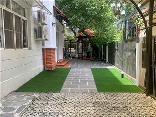 Cho thuê biệt thự song lập tại phú mỹ hưng kế bên hồ bán nguyệt sân vườn to 211,5m2 (11,75x18m) 4pn