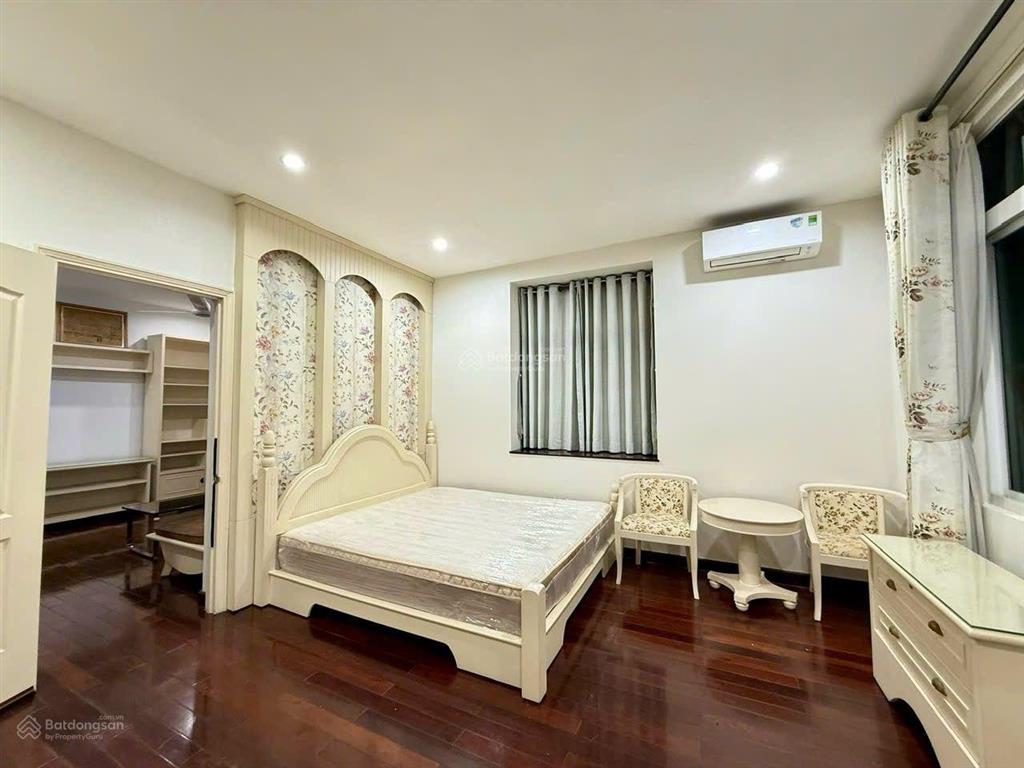 Cho thuê biệt thự song lập tại phú mỹ hưng kế bên hồ bán nguyệt sân vườn to 211,5m2 (11,75x18m) 4pn