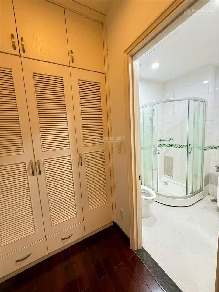 Cho thuê biệt thự song lập tại phú mỹ hưng kế bên hồ bán nguyệt sân vườn to 211,5m2 (11,75x18m) 4pn