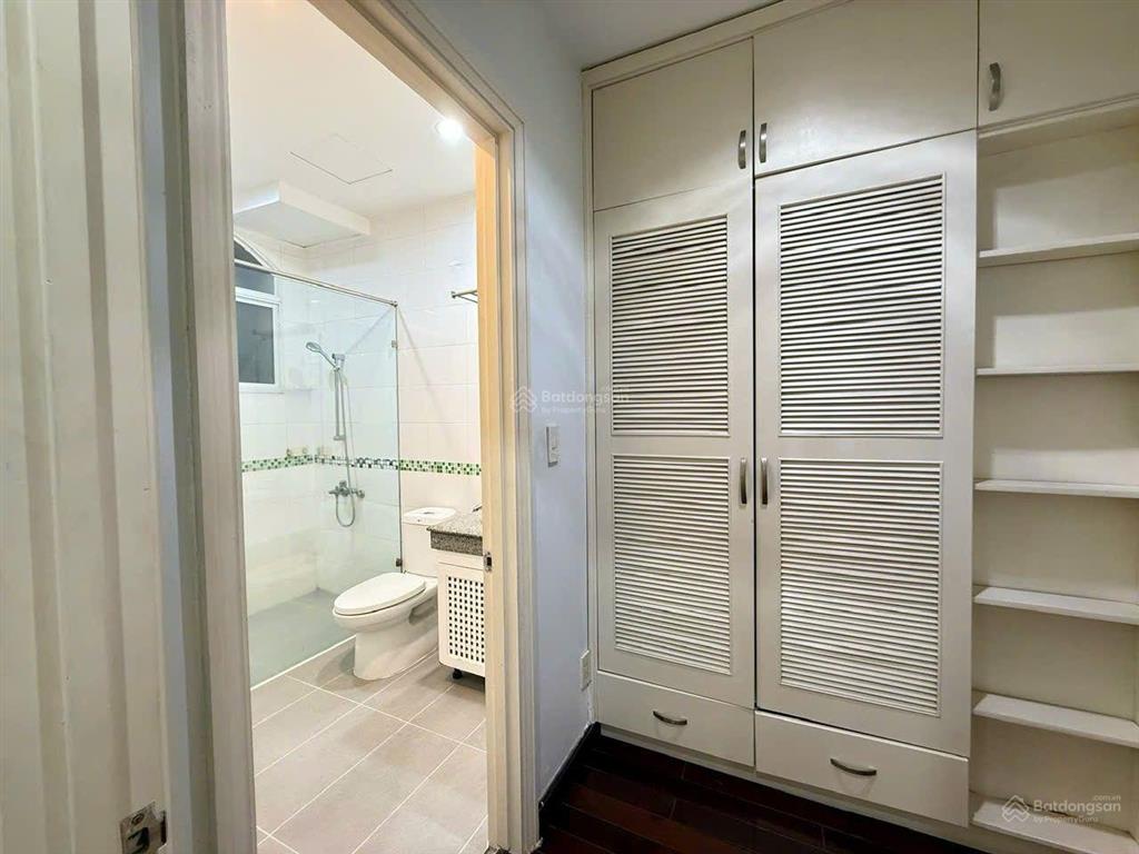 Cho thuê biệt thự song lập tại phú mỹ hưng kế bên hồ bán nguyệt sân vườn to 211,5m2 (11,75x18m) 4pn