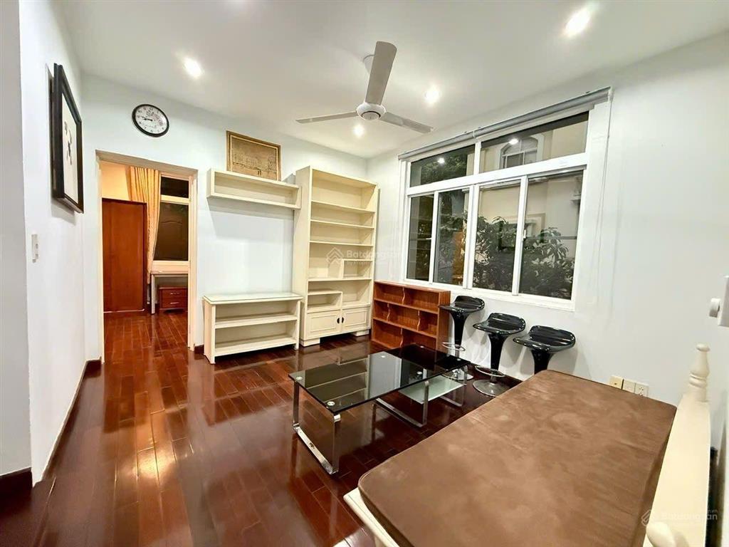 Cho thuê biệt thự song lập tại phú mỹ hưng kế bên hồ bán nguyệt sân vườn to 211,5m2 (11,75x18m) 4pn