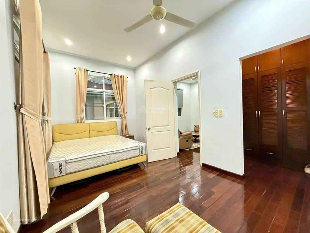 Cho thuê biệt thự song lập tại phú mỹ hưng kế bên hồ bán nguyệt sân vườn to 211,5m2 (11,75x18m) 4pn