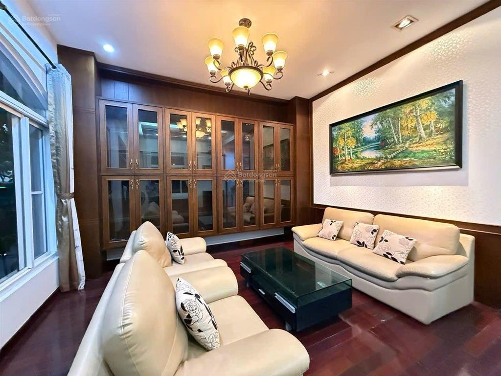 Cho thuê biệt thự song lập tại phú mỹ hưng kế bên hồ bán nguyệt sân vườn to 211,5m2 (11,75x18m) 4pn