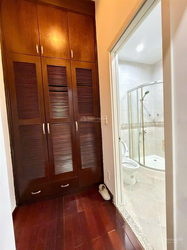 Cho thuê biệt thự song lập tại phú mỹ hưng kế bên hồ bán nguyệt sân vườn to 211,5m2 (11,75x18m) 4pn