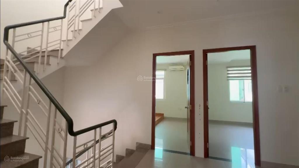 Cho thuê biệt thự phú mỹ hưng, cách công viên cầu ánh sao  hồ bán nguyệt 693m, 144m2 (8x18m) 4pn