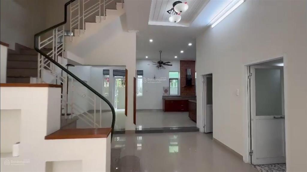 Cho thuê biệt thự phú mỹ hưng, cách công viên cầu ánh sao  hồ bán nguyệt 693m, 144m2 (8x18m) 4pn
