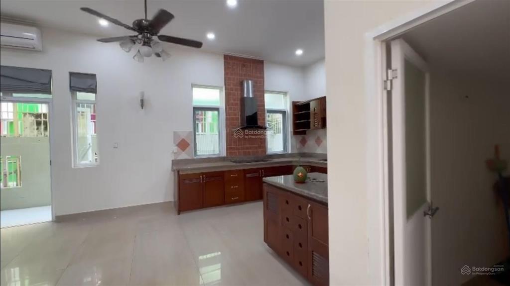 Cho thuê biệt thự phú mỹ hưng, cách công viên cầu ánh sao  hồ bán nguyệt 693m, 144m2 (8x18m) 4pn