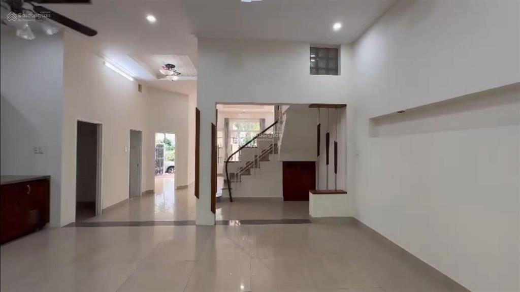 Cho thuê biệt thự phú mỹ hưng, cách công viên cầu ánh sao  hồ bán nguyệt 693m, 144m2 (8x18m) 4pn