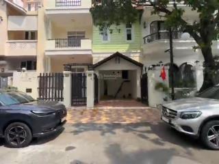Cho thuê biệt thự phú mỹ hưng, cách công viên cầu ánh sao  hồ bán nguyệt 693m, 144m2 (8x18m) 4pn