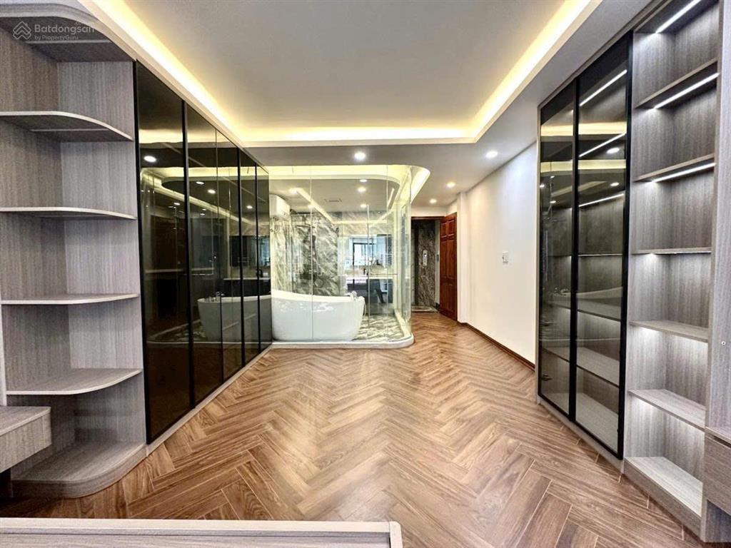 Bán nhà phân lô cực đẹp, view hồ đền lừ ô tô tránh dừng đỗ thang máy êm