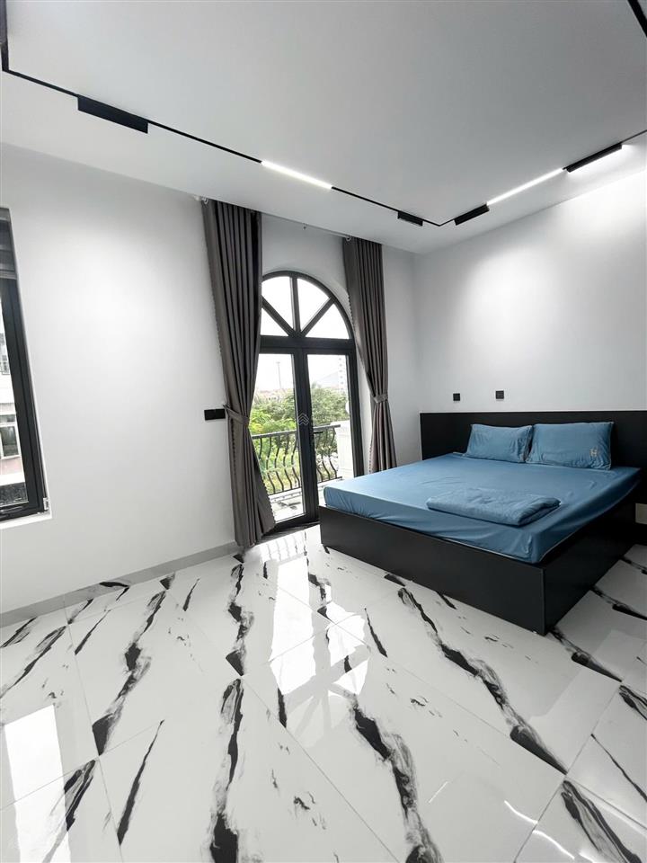 Chính chủ bán nhà mặt tiền 4tầng + tum , có thang máy , mặt tiền đường hoàng quốc việt.