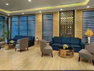 Bán khách sạn 12 tầng mặt tiền đường hồ xuân hương trục thông ra biển . doanh thu 10tỷ/năm