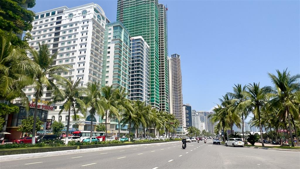 Chuyển nhượng lô đất mặt tiền đường võ nguyên giáp xây được 16 tầng. đối diện bãi tắm phạm văn đồng