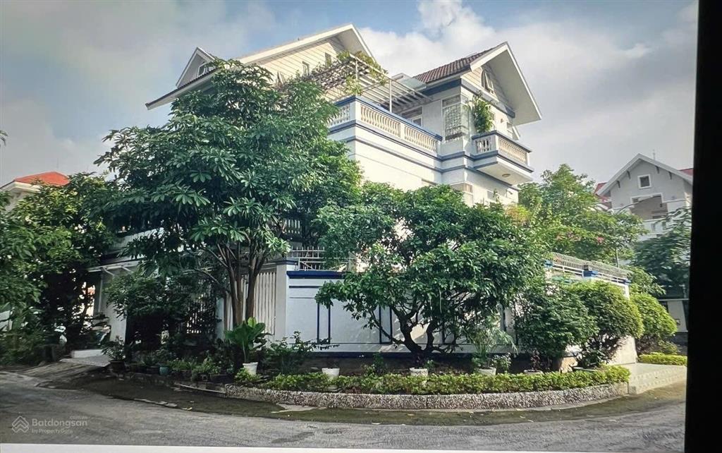 Bán biệt thự 3 mặt tiền view đẹp, giá 27,9 tỷ, 283m2 tại khu đô thị mới 13b conic, bình chánh
