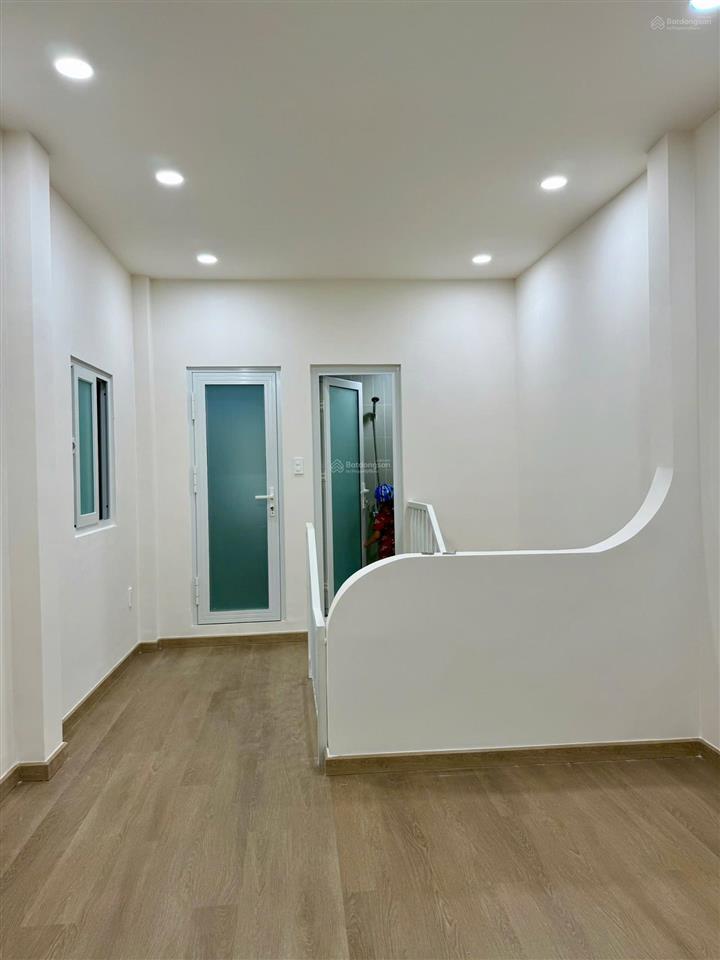 Chính chủ bán nhà 3 tầng nhà mới đẹp quận 4  3,3 tỷ