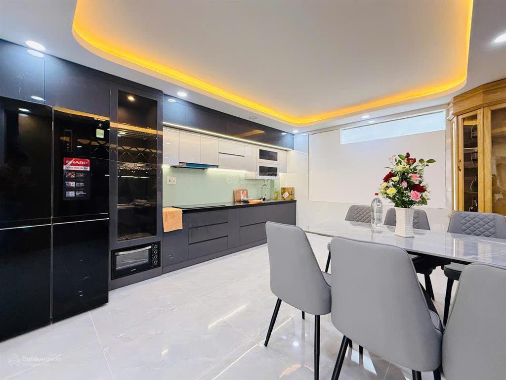 Hẻm 8m  khu vip nguyễn bá tòng  5 tầng, 5x18  tặng full nội thất