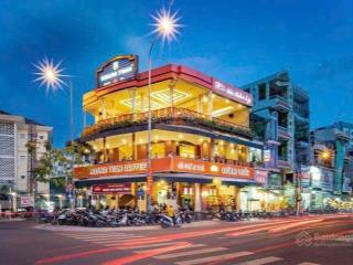 Cho thuê nhà mặt phố nguyễn du. dt 1650m2 (350m2x4t + 250m2 sân). mt 20m