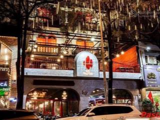 Cho thuê nhà mặt phố hai bà trưng. dt 350m2 ( 3 sàn ). mt 12m