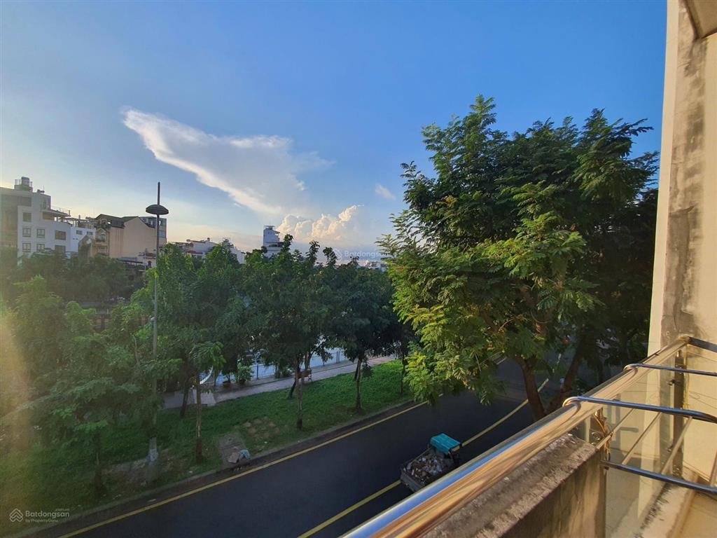 Studio ban công thang máy view bờ kè hoàng sa q3