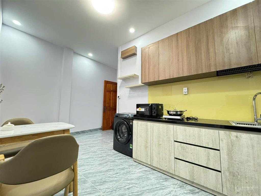 Cho thuê căn hộ 1 phòng ngủ, ban công, máy giặt quận 4 ngay cầu ông lãnh giáp quận 1