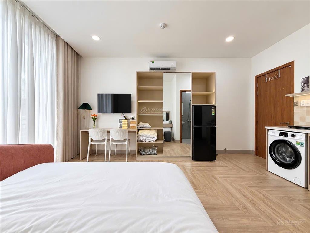 Cho thuê căn hộ studio ban công quận 3  full nội thất, máy giặt riêng, ban công giáp quận 1