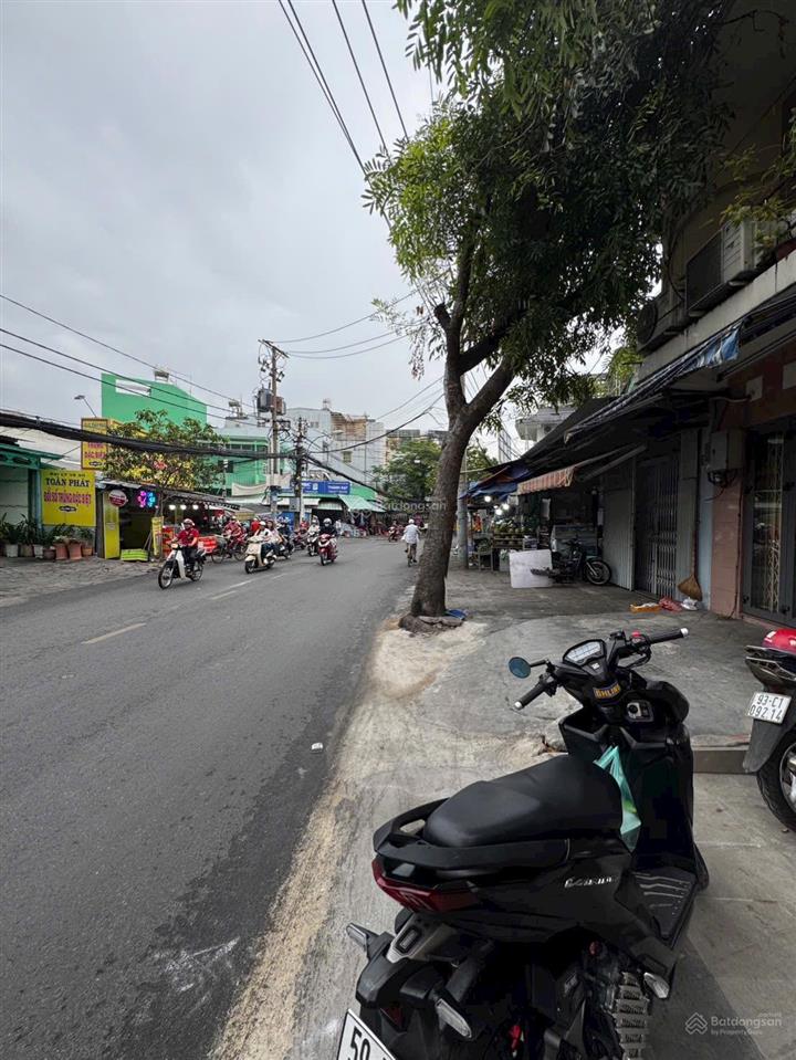 Nhà mặt tiền đối diện chợ  4 pn  đường rộng 6m