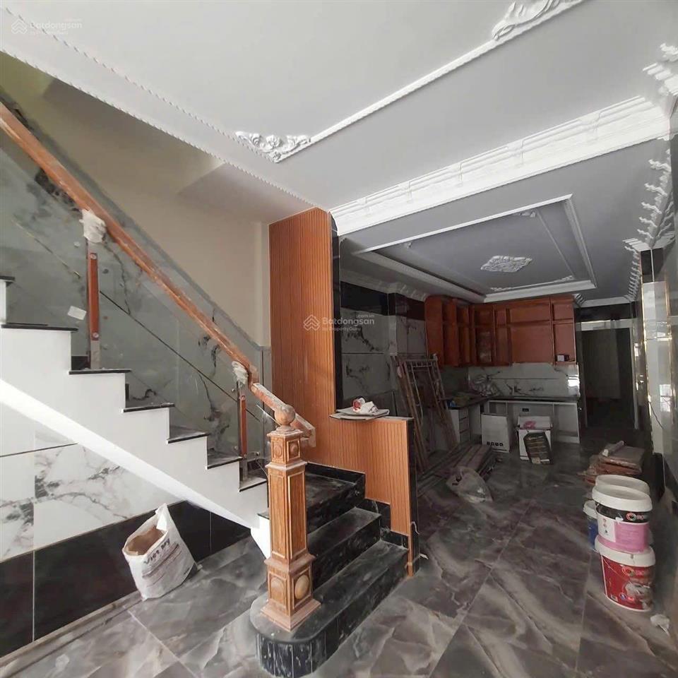 Nhà mặt tiền đối diện chợ  4 pn  đường rộng 6m