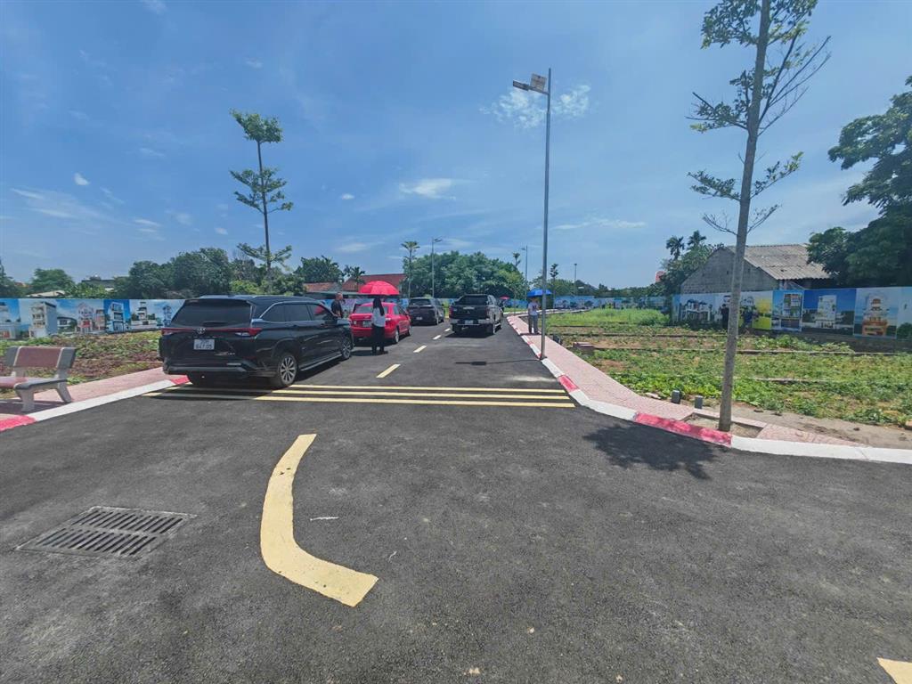 Diện tích 82m2, mặt tiền rộng 6m, đường trước đất ô tô đi lại thoải mái.