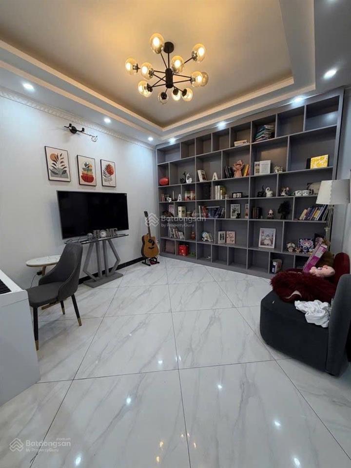 Bán nhà quận long biên  hiếm  rộng gần phố  oto đỗ cách 10m  70m2  5 tầng hơn 7 tỷ